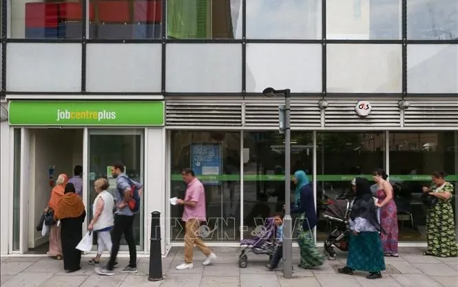 Người dân xếp hàng bên ngoài một trung tâm giới thiệu việc làm tại London, Anh. Ảnh: AFP/TTXVN
 Người dân xếp hàng bên ngoài một trung tâm giới thiệu việc làm tại London, Anh. Ảnh: AFP/TTXVN