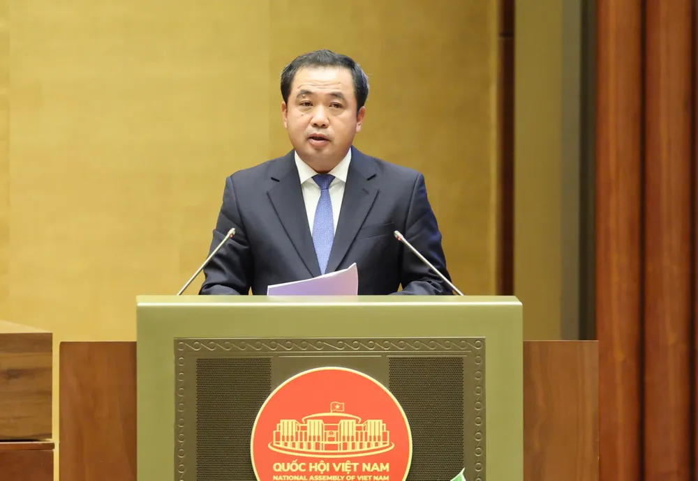 Ο Υπουργός Γεωργίας και Περιβάλλοντος Tran Duc Thang μίλησε για να εξηγήσει και να διευκρινίσει μια σειρά από ζητήματα που έθεσαν οι βουλευτές της Εθνοσυνέλευσης το απόγευμα της 28ης Οκτωβρίου. Φωτογραφία: QUANG PHUC