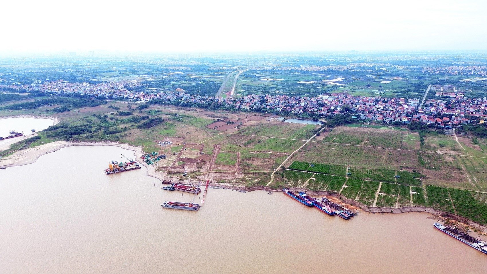 Utilaje adunate în comuna O Dien pentru construirea podului Hong Ha