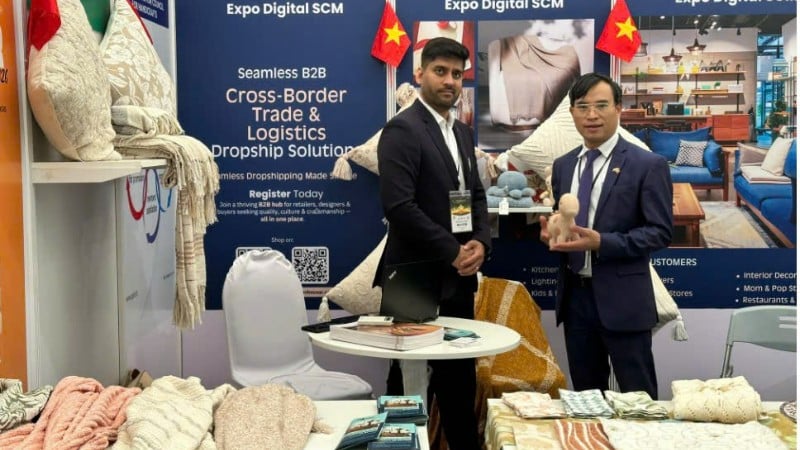 Commercieel adviseur Bui Trung Thuong bij een stand met Indiase handgemaakte producten op de eerste herfstbeurs van 2025. (Foto: PV)