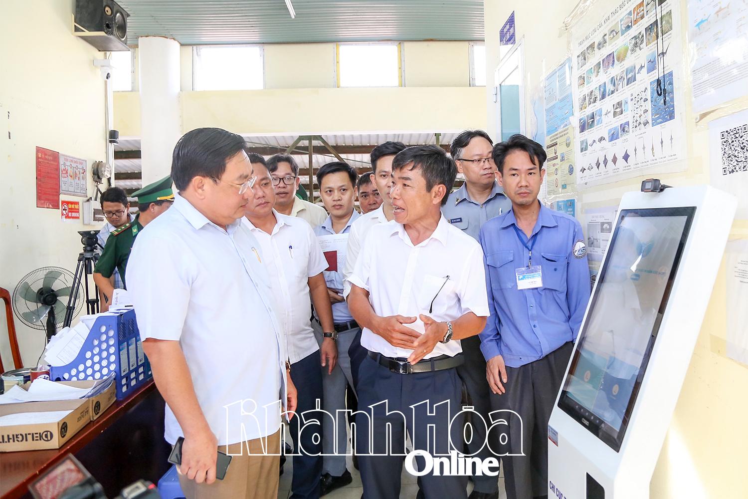 Kamerat Trinh Minh Hoang inspiserte arbeidet med å bekjempe UUU-fiske ved Hon Ro fiskehavn (Nam Nha Trang-distriktet).