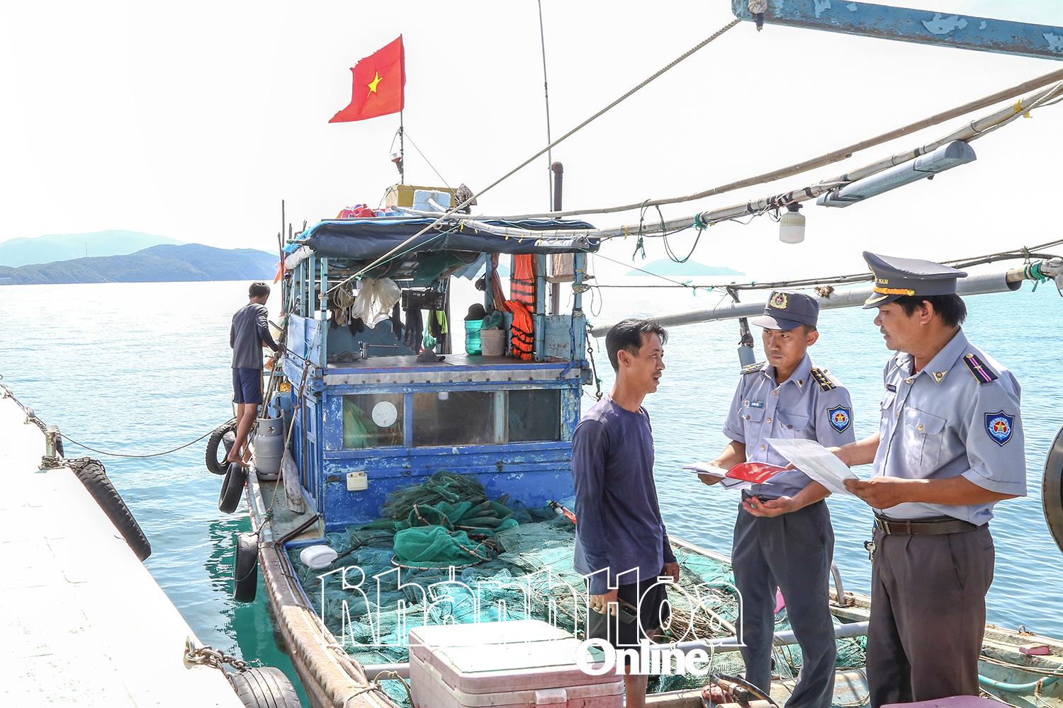 Provinsielle fiskeriovervåkingsstyrker inspiserer fiskefartøyenes aktiviteter til sjøs.