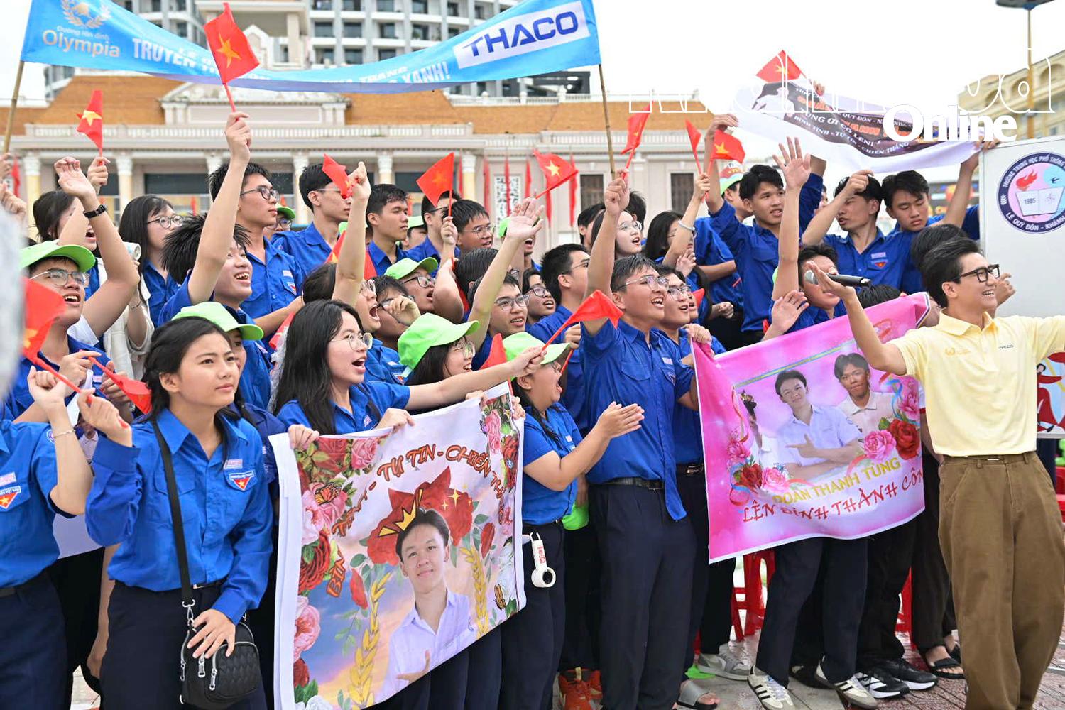 Vänner som hejar på Doan Thanh Tung vid finalen på vägen till Olympia på Khanh Hoa-bron. Foto: Vinh Thanh.