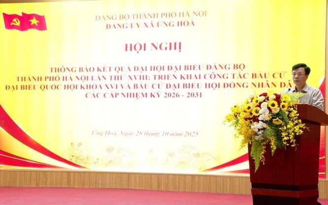 Đồng chí Đặng Viết Đông - Phó Bí thư Thường trực Đảng ủy xã thông báo nhanh kết quả Đại hội đại biểu Đảng bộ thành phố Hà Nội lần thứ XVIII, nhiệm kỳ 2025 - 2030.