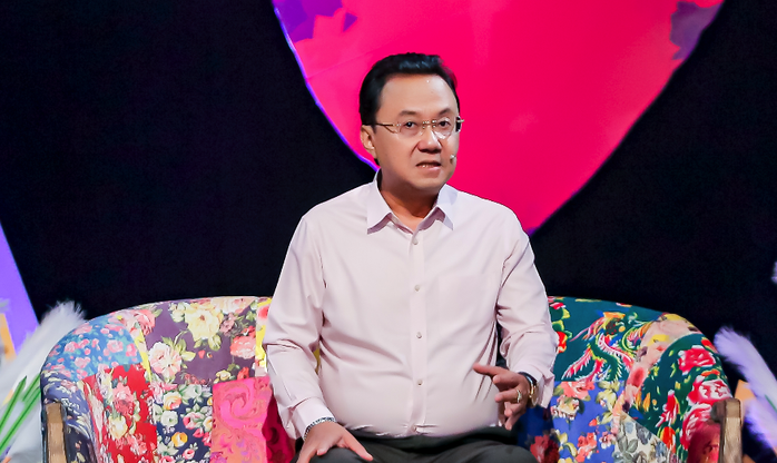 Penyair Hong Thanh Quang: Pada usia 60 tahun, kehausan untuk belia masih utuh - Foto 1. Nhà thơ Hồng Thanh Quang: Tuổi 60 vẫn còn nguyên nỗi khát thanh xuân - Ảnh 1.