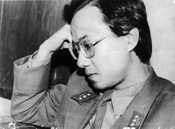 Penyair Hong Thanh Quang: Pada usia 60 tahun, kehausan untuk belia masih utuh - Foto 2. Nhà thơ Hồng Thanh Quang: Tuổi 60 vẫn còn nguyên nỗi khát thanh xuân - Ảnh 2.