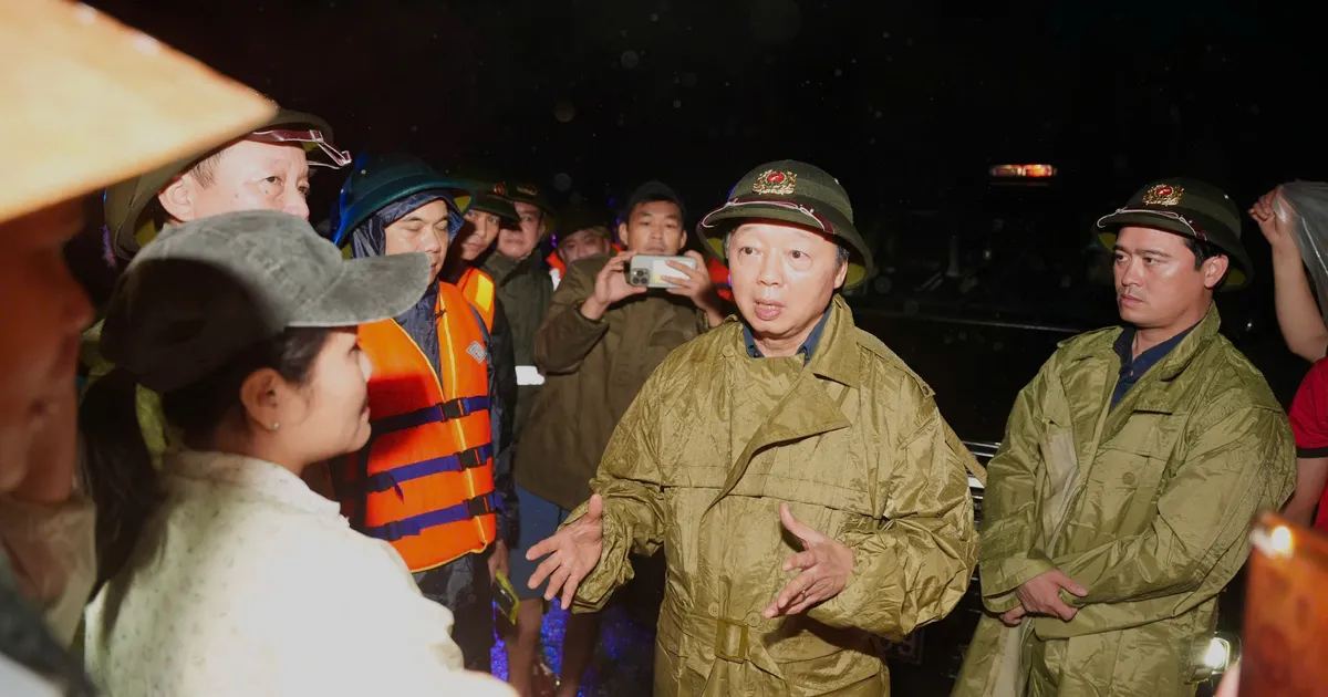 Phó Thủ tướng Trần Hồng Hà động viên bà con vùng lũ ở Huế