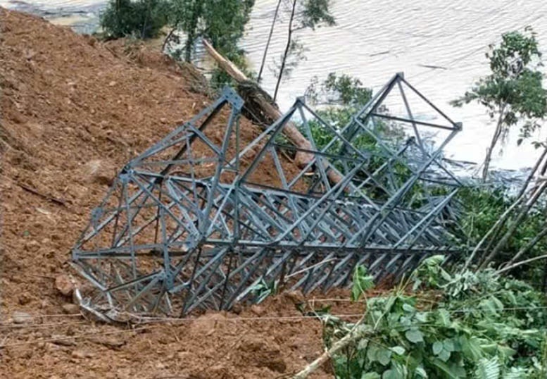 Khẩn trương khắc phục sự cố sạt lở làm ngã đổ cột điện  110kV Phước Sơn- Ảnh 1.