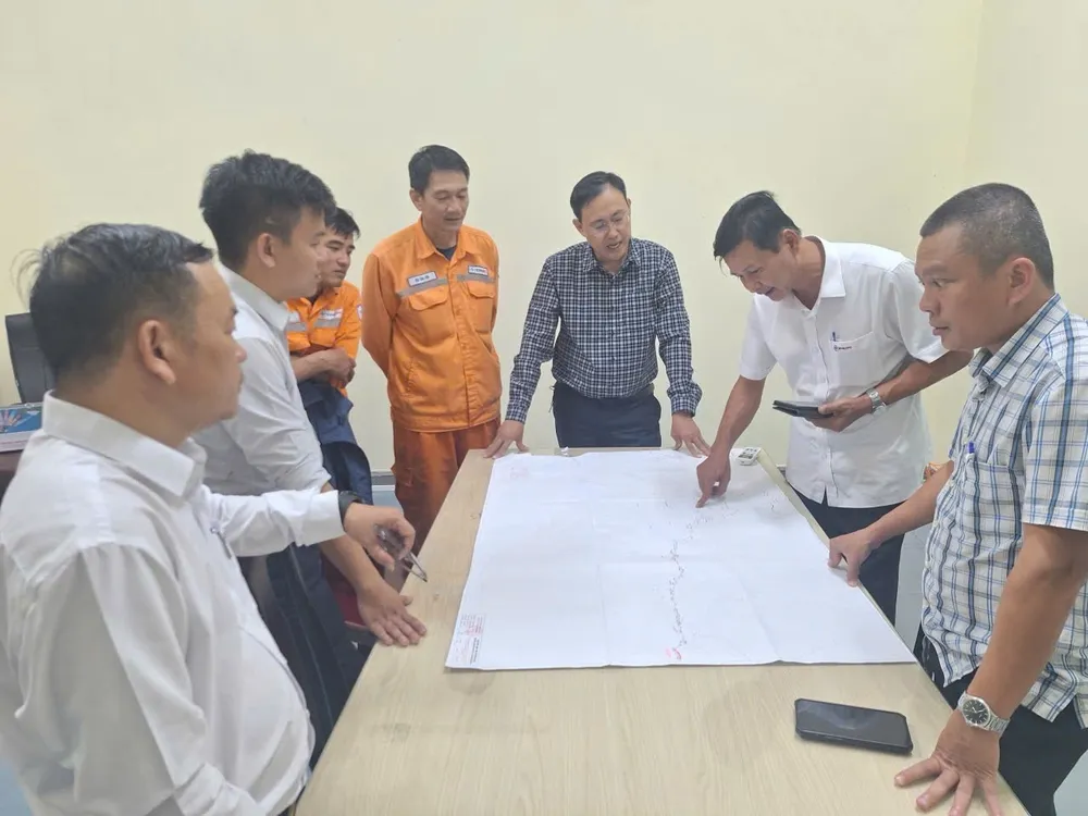 Lãnh đạo các Phòng An toàn, phòng Kỹ thuật và Xí nghiệp Lưới điện cao thế Đà Nẵng bàn phương án khắc phục sự cố cột 110kV và đường dây 22kV cấp điện khu vực vùng cao Phước Sơn