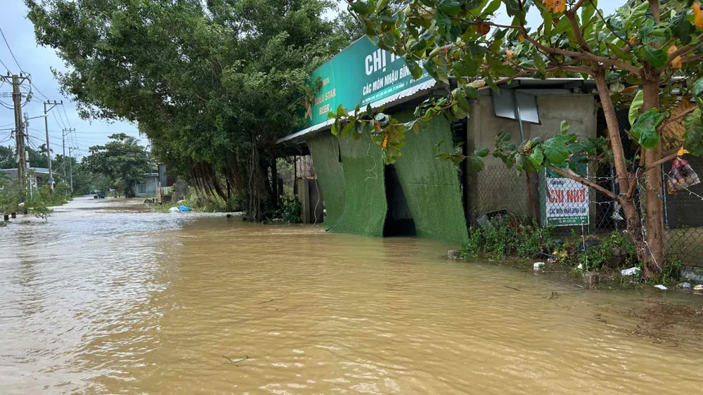 ເສັ້ນທາງຖືກນ້ຳຖ້ວມຢູ່ບ້ານເຈື່ອງດິງ (ຕາແສງ ຫາຍວັນ, ນະຄອນດ່ານັງ). ພາບ: XUAN QUYNH