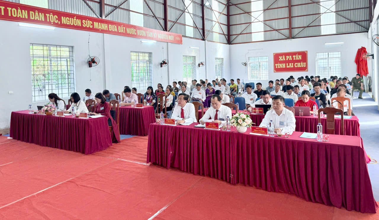 Perwakilan yang menghadiri kongres. Các đại biểu dự đại hội.