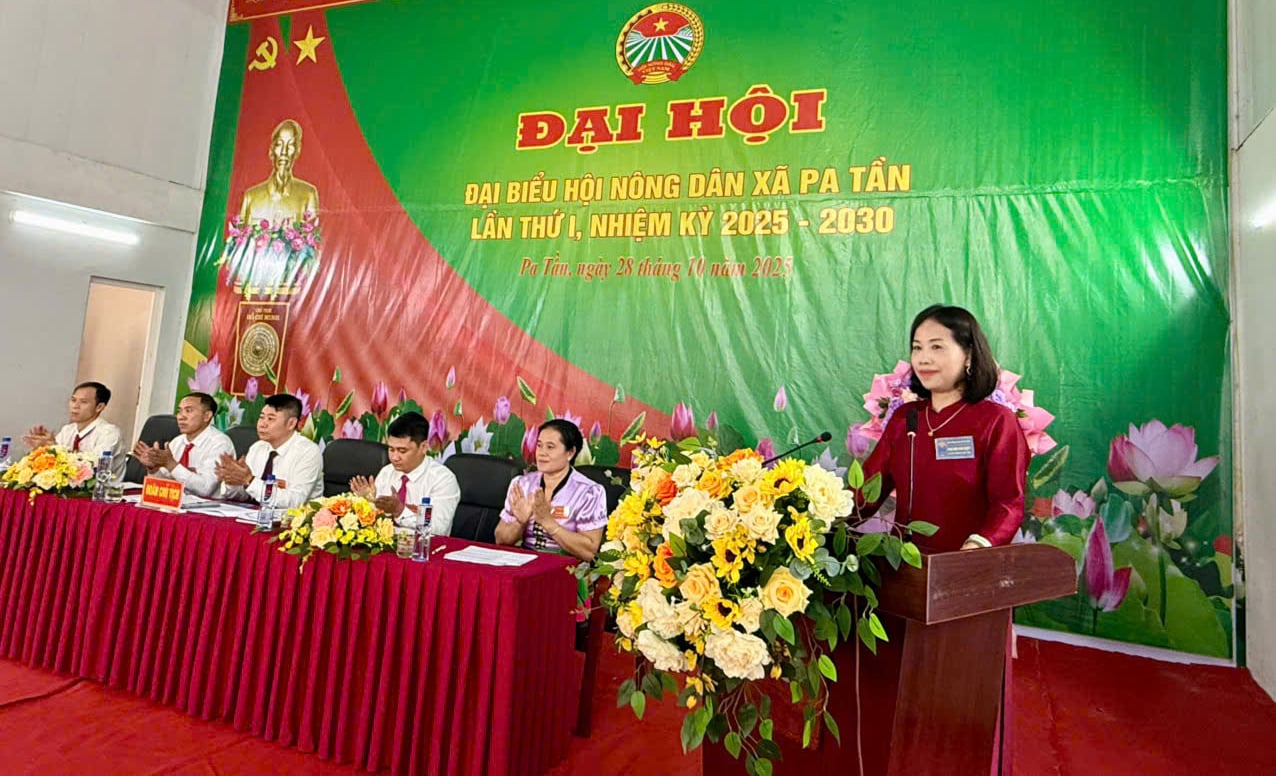 Komrad Giang Thi Hoa - Naib Presiden Persatuan Peladang Wilayah memberi ucapan di kongres itu. Đồng chí Giàng Thị Hoa - Phó Chủ tịch Hội Nông dân tỉnh phát biểu chỉ đạo tại đại hội.