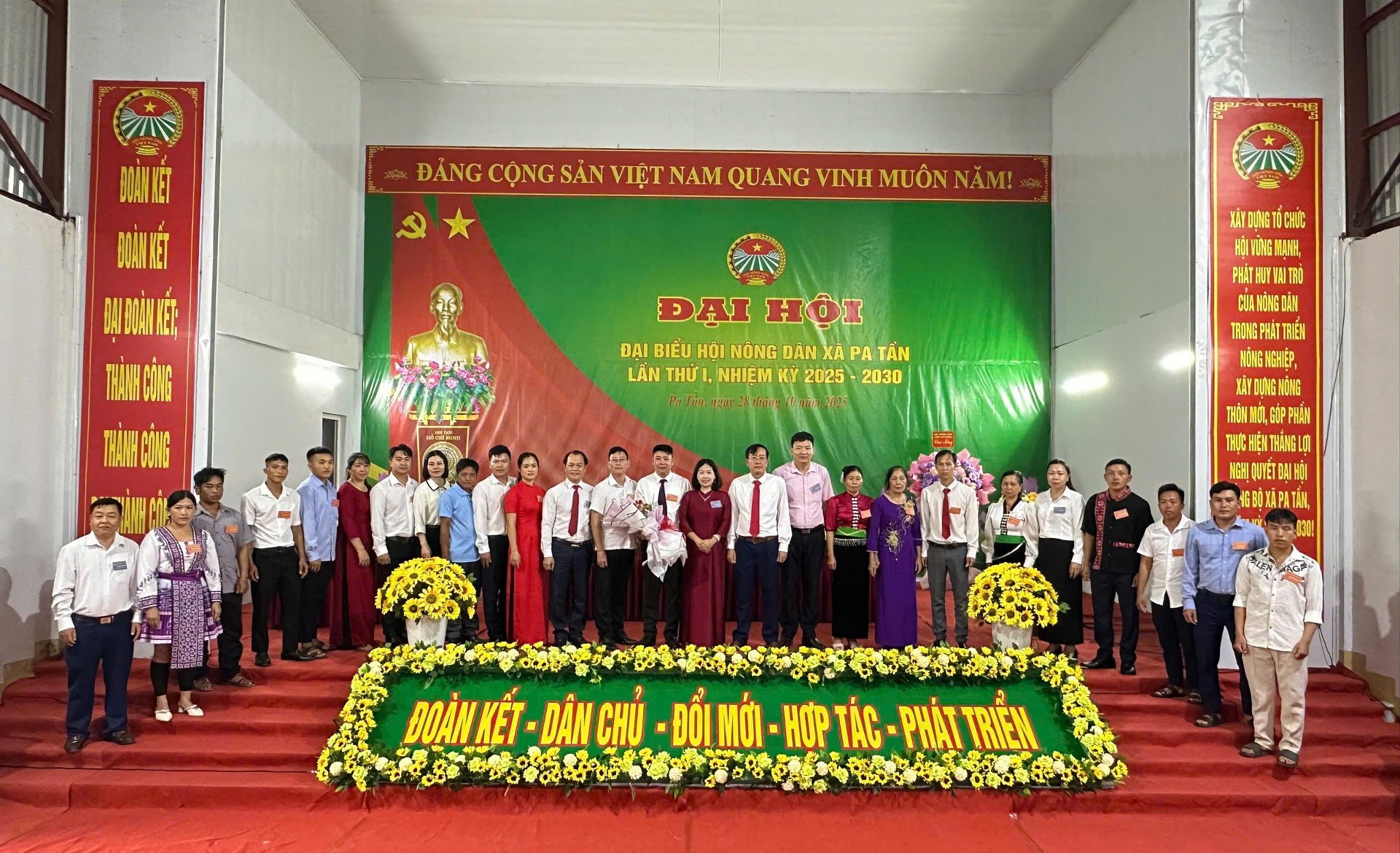 Jawatankuasa Eksekutif Persatuan Peladang Komune Pa Tan, penggal I, 2025 - 2030, telah diperkenalkan kepada kongres itu. Ban Chấp hành  Hội nông dân xã Pa Tần khóa I nhiệm kỳ 2025 – 2030 ra mắt đại hội.