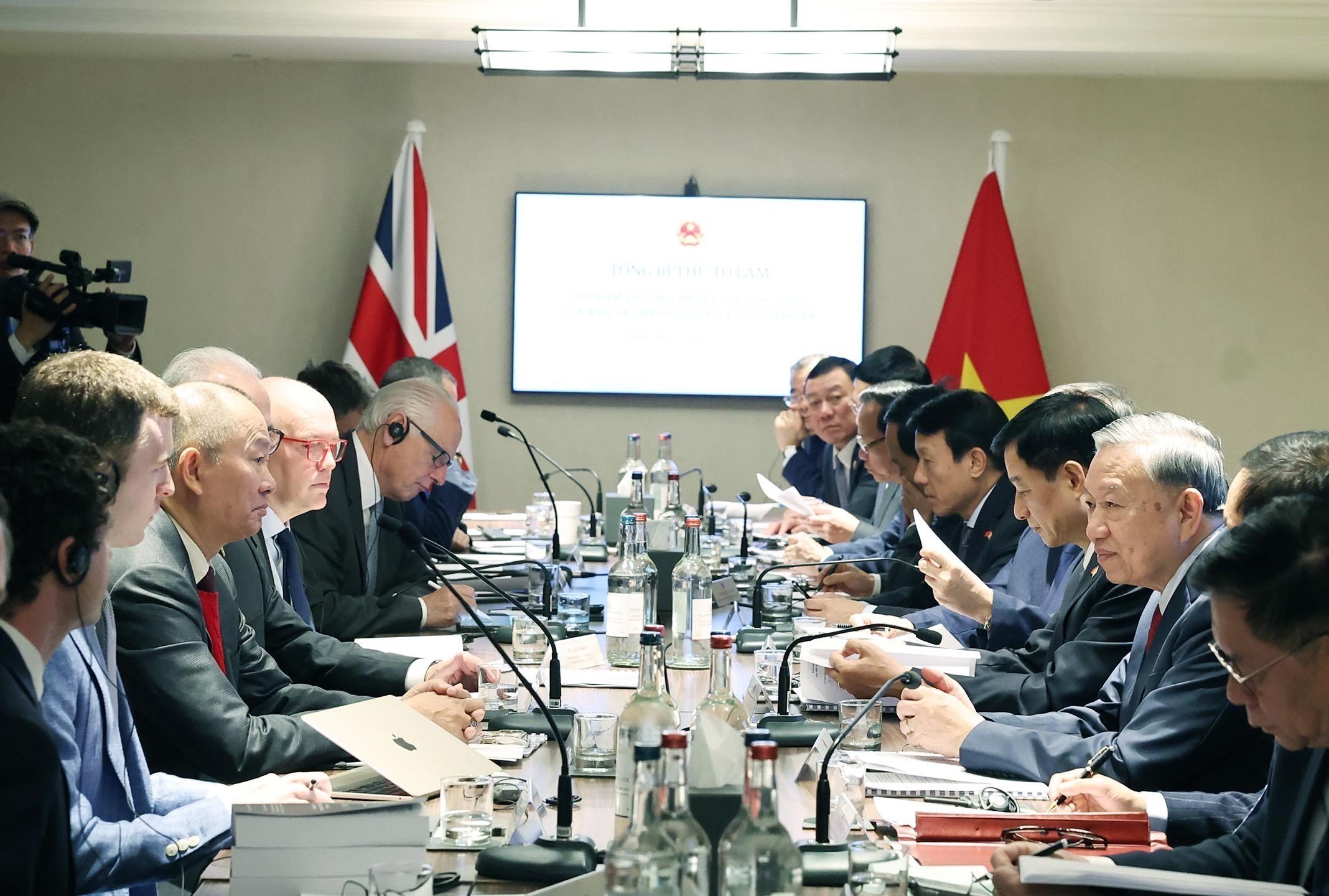 Tổng Bí thư Tô Lâm dự tọa đàm về AI và chip bán dẫn tại Anh- Ảnh 2.