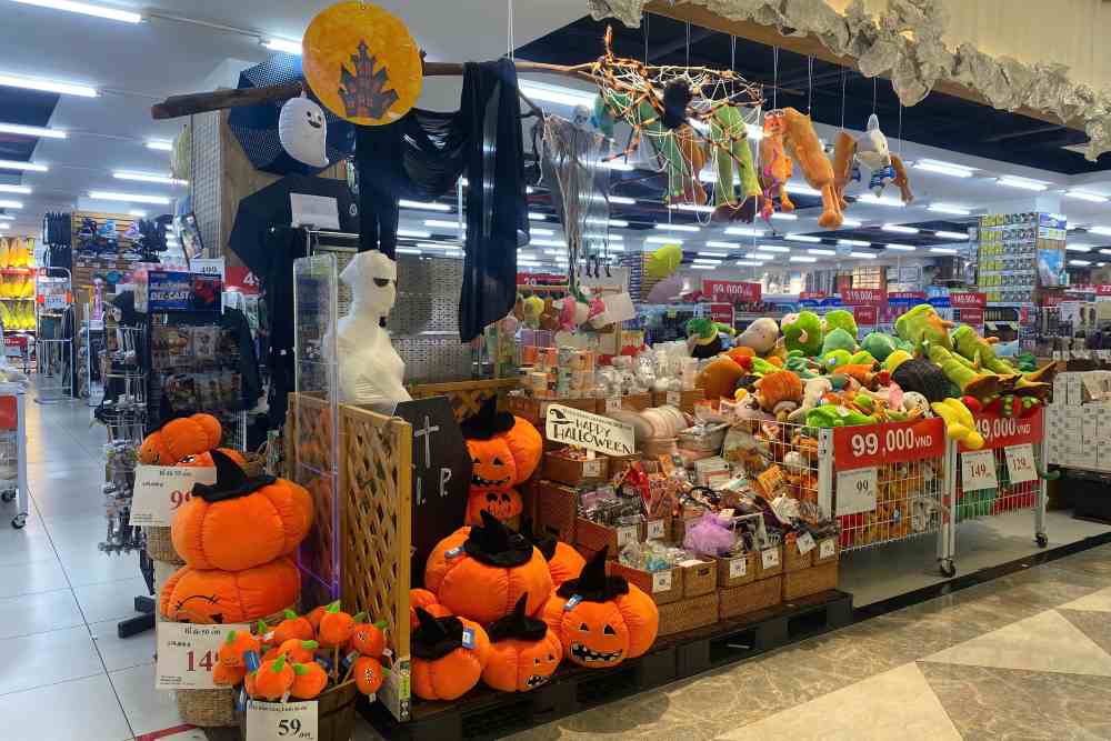 Прикраси на Гелловін широко продаються в торгових центрах провінції. Фото: Туї Тьєн