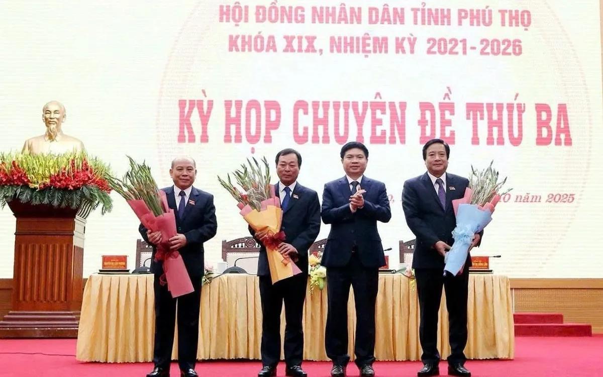 Phu Tho Provincial Party Secretary Truong Quoc Huy presented flowers to congratulate comrades Bui Duc Hinh, Bui Van Quang and Nguyen Manh Son on their new assignments. Bí thư Tỉnh ủy Phú Thọ Trương Quốc Huy tặng hoa chúc mừng các đồng chí: Bùi Đức Hinh, Bùi Văn Quang và Nguyễn Mạnh Sơn nhận nhiệm vụ mới.
