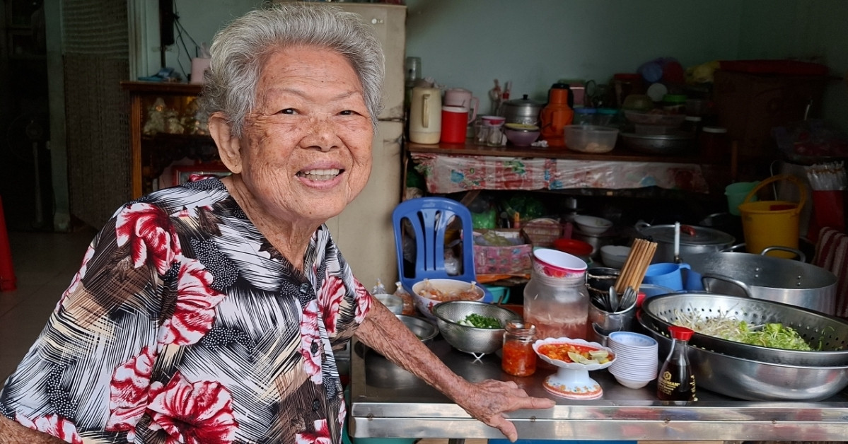 Cụ bà U90 lưng còng dậy từ 3h nấu bún, giữ nghề của con gái đã khuất