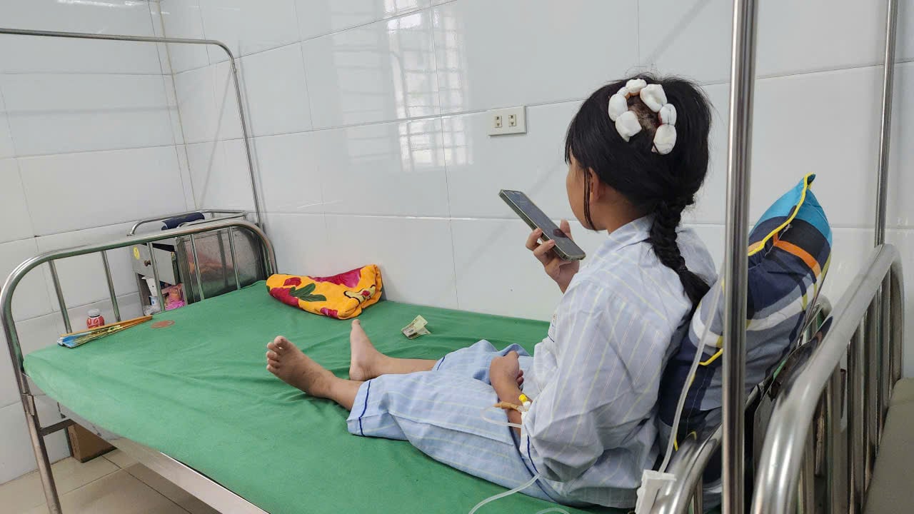 Vụ bé gái ở Hà Tĩnh bị bạo hành: 'Bố dùng búa đánh con...'- Ảnh 1.