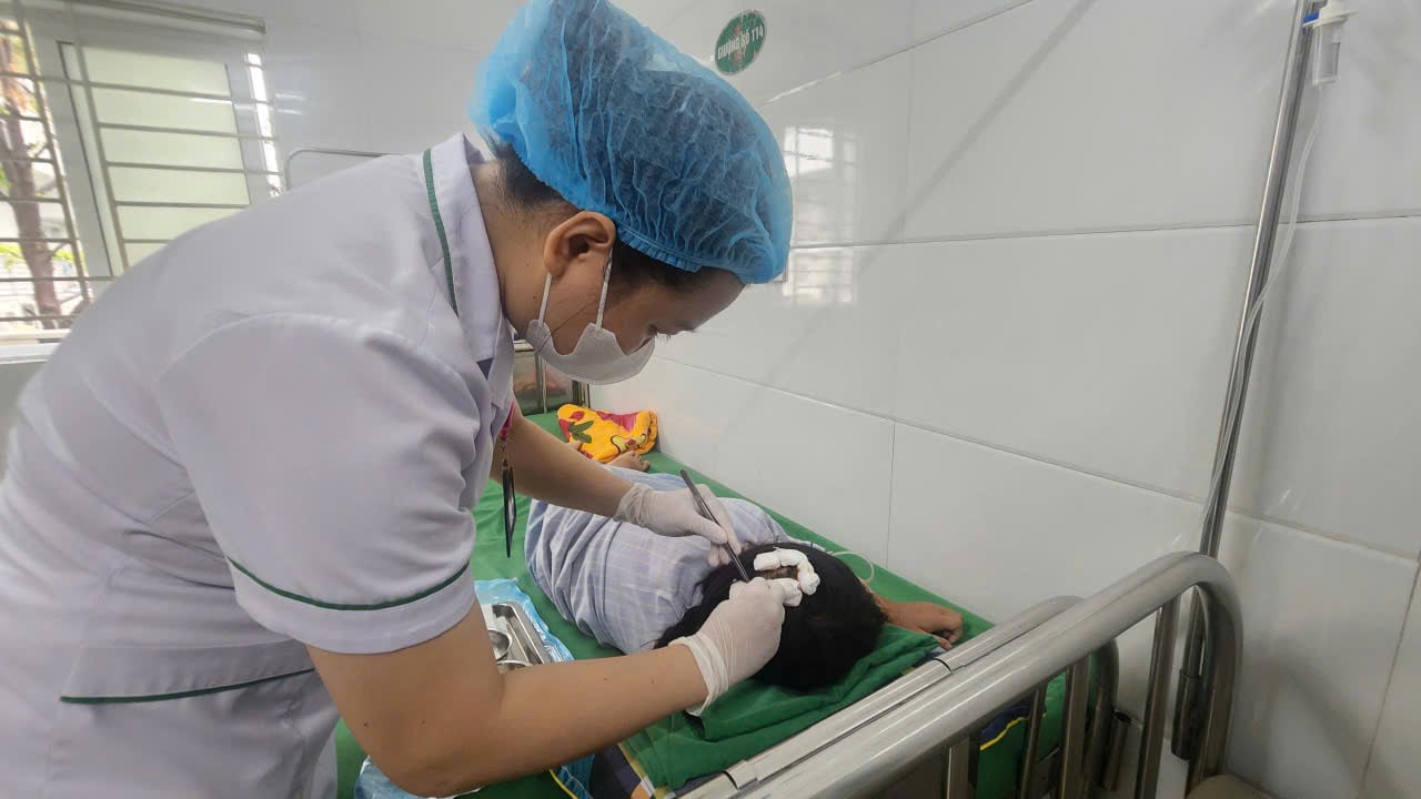 Vụ bé gái ở Hà Tĩnh bị bạo hành: 'Bố dùng búa đánh con...'- Ảnh 2.