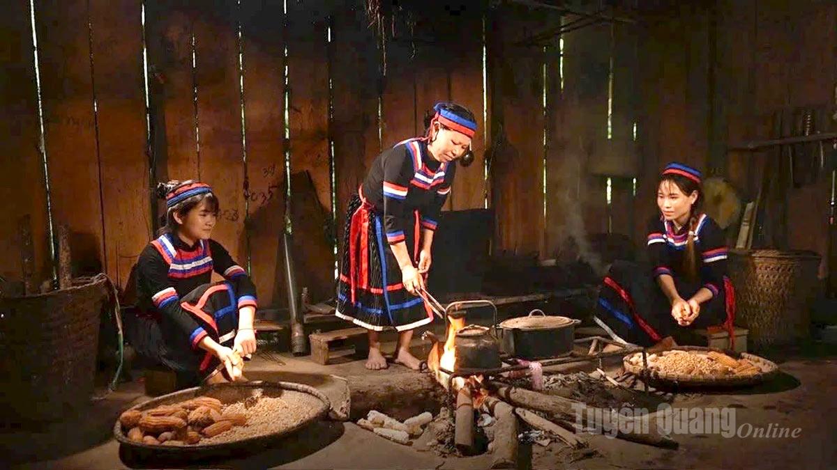 Tộc người Thủy ở thôn Thượng Minh, xã Minh Quang hiện chỉ còn lưu giữ 3 bộ quần áo truyền thống.