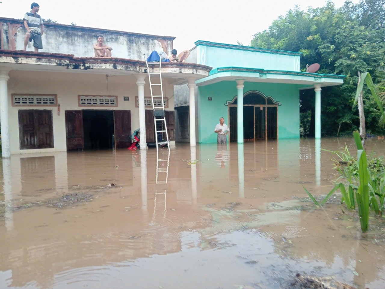 น้ำท่วมเข้าบ้านเรือนประชาชนในตำบลซ่งหลวี
