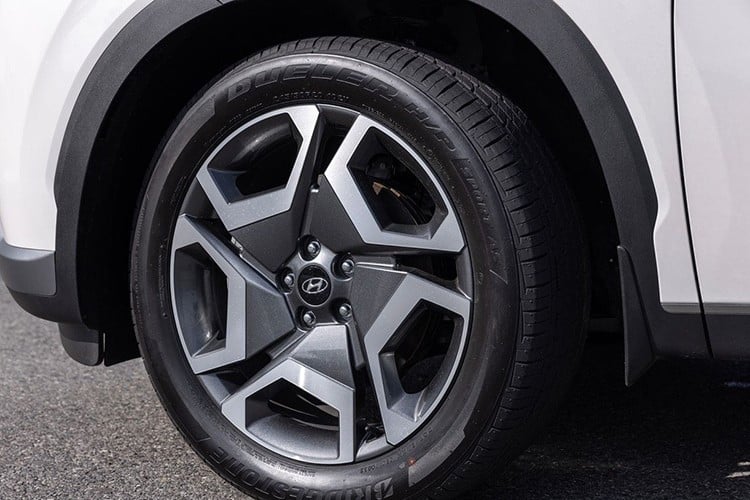 ส่วนลดแรกคือส่วนลดโดยตรง 50 ล้านดอง สำหรับ 3 รุ่น Stargazer, Accent และ Creta ส่วน Hyundai Tucson รับส่วนลด 55 ล้านดอง และ SantaFe 125 ล้านดอง ส่วน Hyundai Palisade รับส่วนลดสูงสุด 200 ล้านดอง สำหรับ 3 รุ่น Hyundai SantaFe, Stargazer และ Accent หากลูกค้าเลือกแพ็กเกจส่วนลด 1 จะได้รับการรับประกันเพิ่มอีก 8 ปี หรือ 120,000 กม. 11-5099.jpg