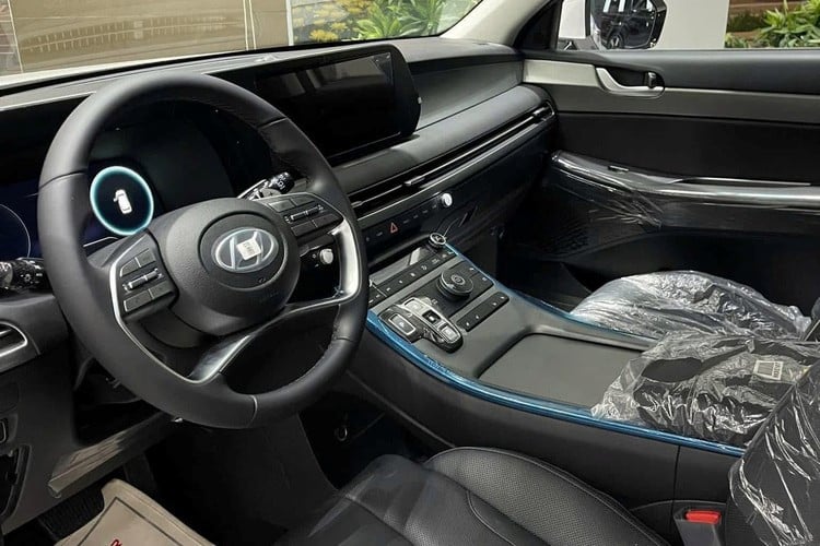 แพ็คเกจจูงใจที่สองคือการรับประกันแบบขยายเวลาสูงสุด 8 ปี หรือ 120,000 กม. นอกจากนี้ รถยนต์ยังได้รับบริการบำรุงรักษาฟรีสูงสุด 5 ปี พร้อมของสมนาคุณอื่นๆ เช่น ประกันภัยรถยนต์ บัตรกำนัลน้ำมัน (ขึ้นอยู่กับรุ่นและรุ่นรถ) และสิทธิประโยชน์สมาชิกบัตรแพลตตินัมฮุนได มูลค่ารวมของแพ็คเกจนี้สูงถึง 200 ล้านดองเวียดนาม 5-9912.jpg