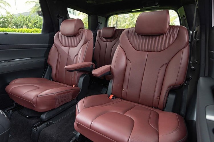 รถยนต์คันนี้มาพร้อมอุปกรณ์อำนวยความสะดวกครบครัน อาทิ ระบบไฟ LED ล้อแม็กซ์ขนาด 20 นิ้ว ประตูท้ายรถเปิด-ปิดด้วยไฟฟ้า เบาะนั่งคู่หน้าปรับไฟฟ้า 12 ทิศทาง แผงหน้าปัดแบบดิจิทัลและหน้าจอสัมผัสส่วนกลางขนาด 12.3 นิ้ว ระบบเสียง Infinity พร้อมลำโพง 12 ตัว หลังคาซันรูฟแบบพาโนรามา จอแสดงข้อมูลกระจกหน้า HUD ขนาด 10 นิ้ว เบรกมือไฟฟ้า พอร์ตชาร์จไฟสำหรับเบาะนั่ง 3 แถว กระจกมองหลังแบบลดแสงสะท้อนไฟฟ้า... 8-2370.jpg