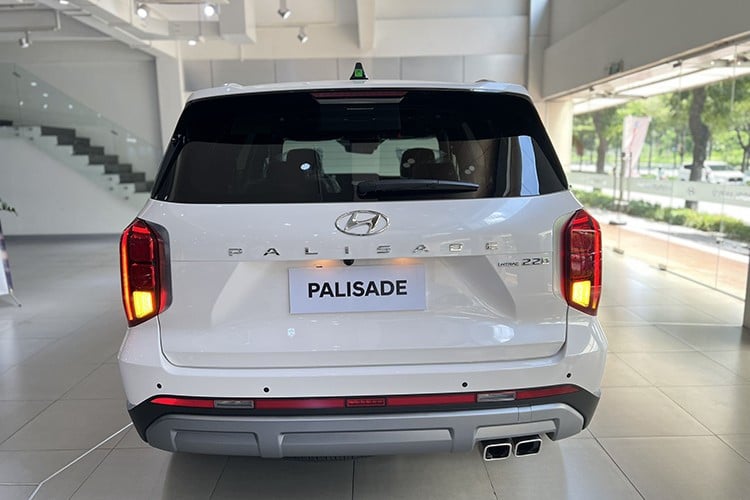 รถยนต์ SUV ขนาดใหญ่ Hyundai Palisade ในเวียดนาม มาพร้อมกับเครื่องยนต์ดีเซล 2.2 R ให้กำลังสูงสุด 200 แรงม้า แรงบิดสูงสุด 440 นิวตันเมตร เครื่องยนต์นี้มาพร้อมกับระบบเกียร์อัตโนมัติ 8 สปีด และระบบขับเคลื่อน 4 ล้อ HTRAC 9-7270.jpg