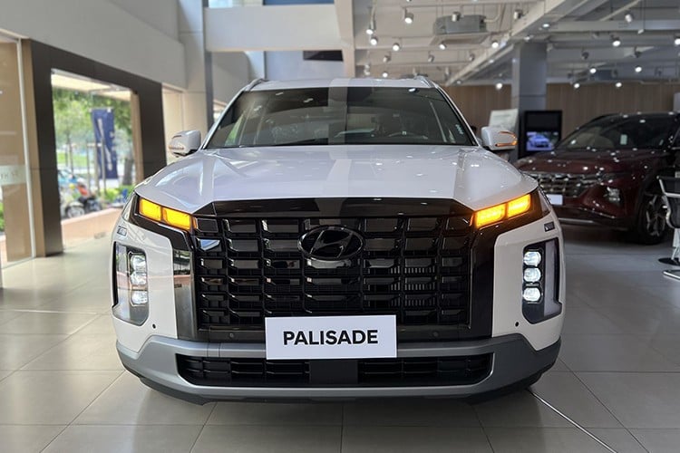 นอกจากนี้ รถยนต์คันนี้ยังมีคุณสมบัติด้านความปลอดภัยต่างๆ เช่น ถุงลมนิรภัย 7 ตำแหน่ง, ระบบเตือนแรงดันลมยาง, ระบบปรับไฟหน้าอัตโนมัติ, ระบบช่วยหลีกเลี่ยงการชนจากจุดบอด, ระบบช่วยหลีกเลี่ยงการชนขณะถอยหลัง, ระบบเตือนการชนออกจากเลน, ระบบช่วยควบคุมรถให้อยู่ในเลน LFA & LKA, ระบบหลีกเลี่ยงการชนด้านหน้า FCA, ระบบควบคุมความเร็วอัตโนมัติ Smart Cruise Control, ระบบเตือนความสนใจของคนขับ DAW และระบบช่วยจอดรถอัตโนมัติ 10-6317.jpg