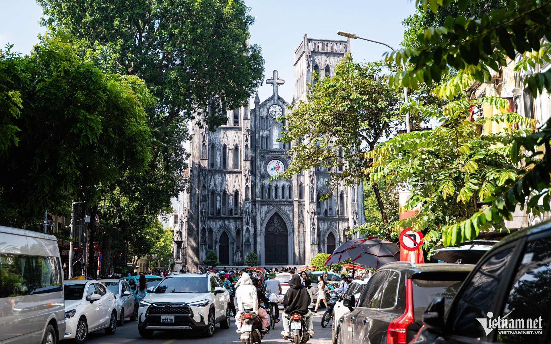 บริเวณอาสนวิหารฮานอยมีผู้คนคับคั่งและพลุกพล่านอยู่เสมอ