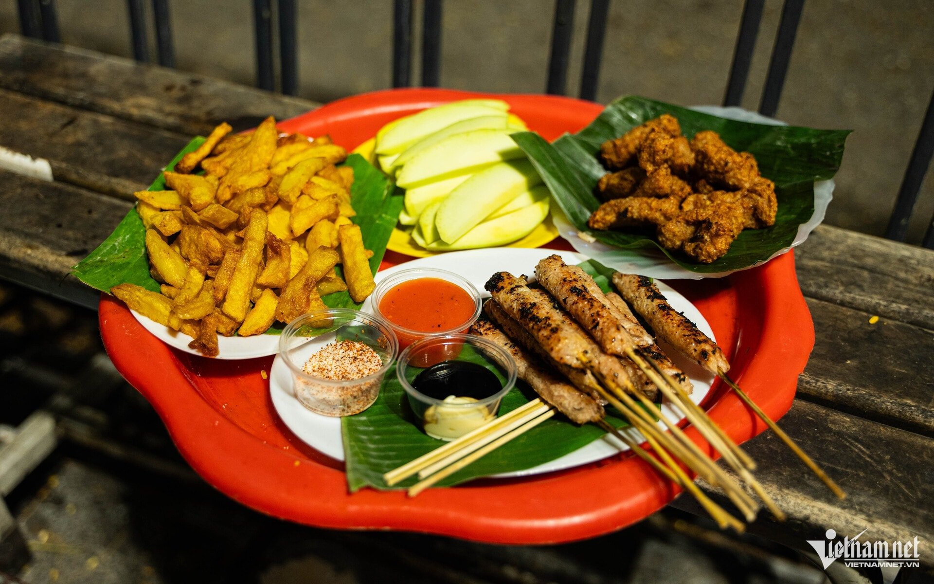 ไส้กรอกเปรี้ยวย่างเป็นอาหารว่างที่มีชื่อเสียงที่ดึงดูดนักท่องเที่ยววัยรุ่น