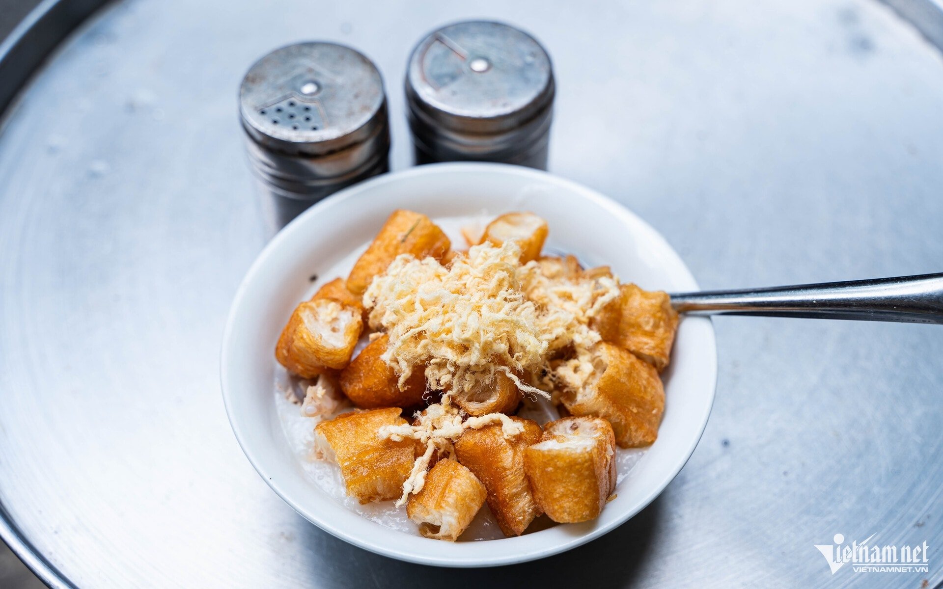 โจ๊กซี่โครงหมูโหว่เยนหนึ่งชามพร้อมเครื่องเคียงจัดเต็ม