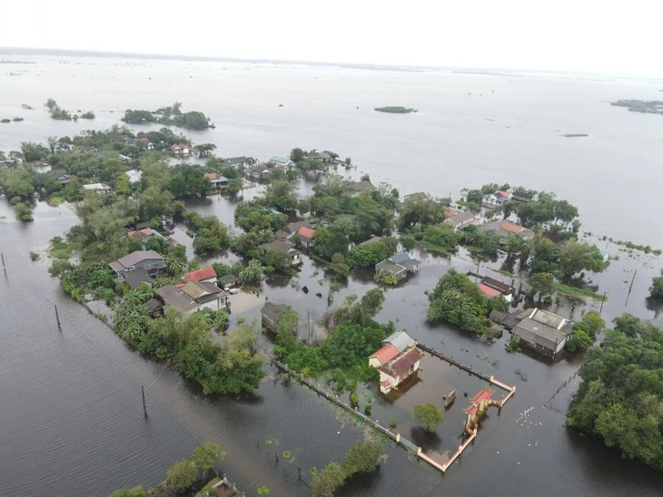 Thời tiết hôm nay 29-10: Mưa dông vẫn bao trùm miền Trung, lũ chưa có dấu hiệu rút - Ảnh 1.