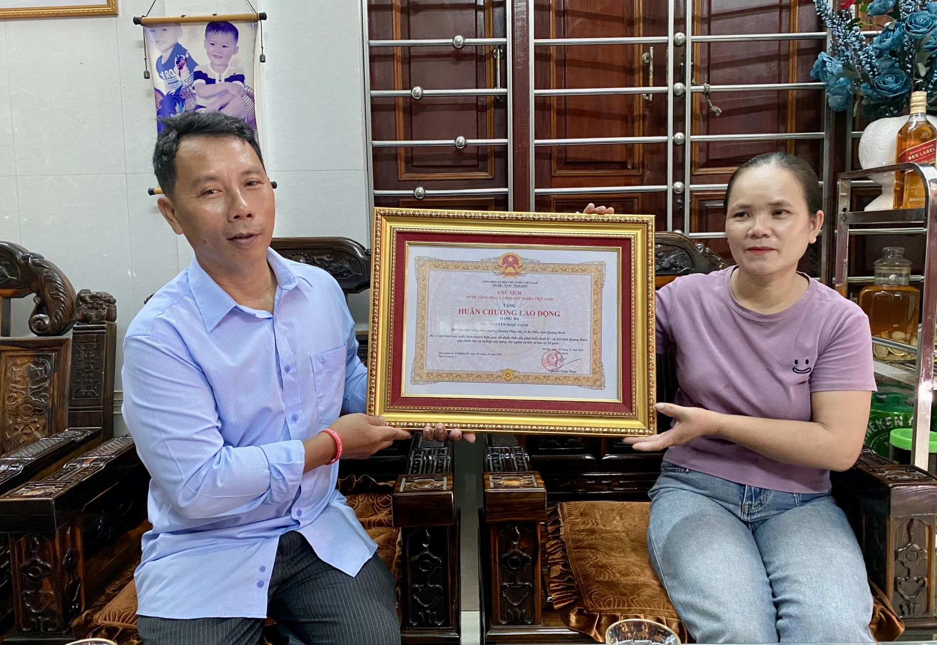 Die Freude von Herrn Nguyen Ngoc Canh und seiner Familie beim Erhalt der Arbeitsmedaille dritter Klasse – Foto: H.N.