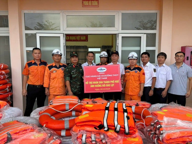 Cứu trợ khẩn cấp hàng trăm áo phao, phao bè cho người dân Huế - Ảnh 1.