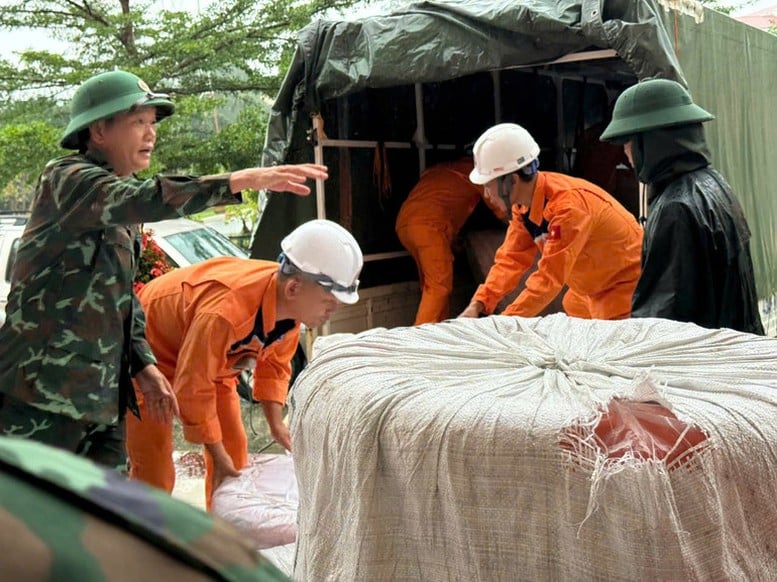 Cứu trợ khẩn cấp hàng trăm áo phao, phao bè cho người dân Huế - Ảnh 2.