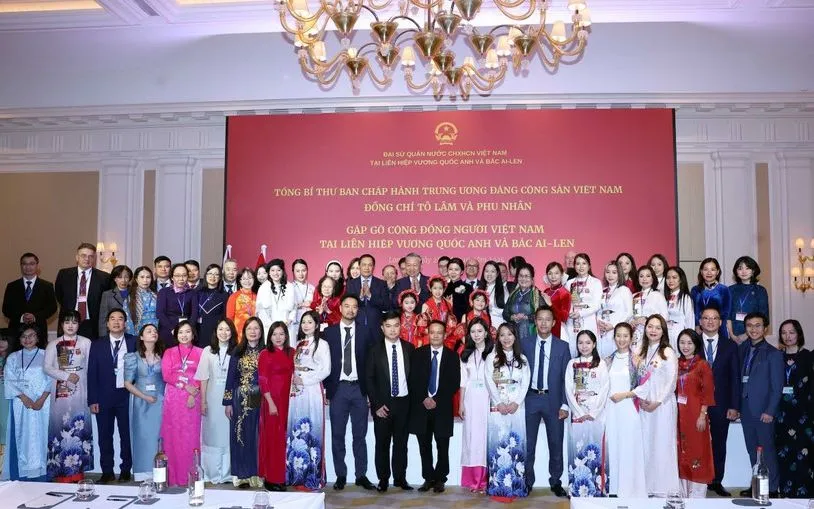 영국 내 베트남 공동체와 함께한 토 람 사무총장과 그의 부인. (사진: VNA) Tổng Bí thư Tô Lâm và Phu nhân với cộng đồng người Việt Nam tại Anh. (Ảnh: TTXVN)