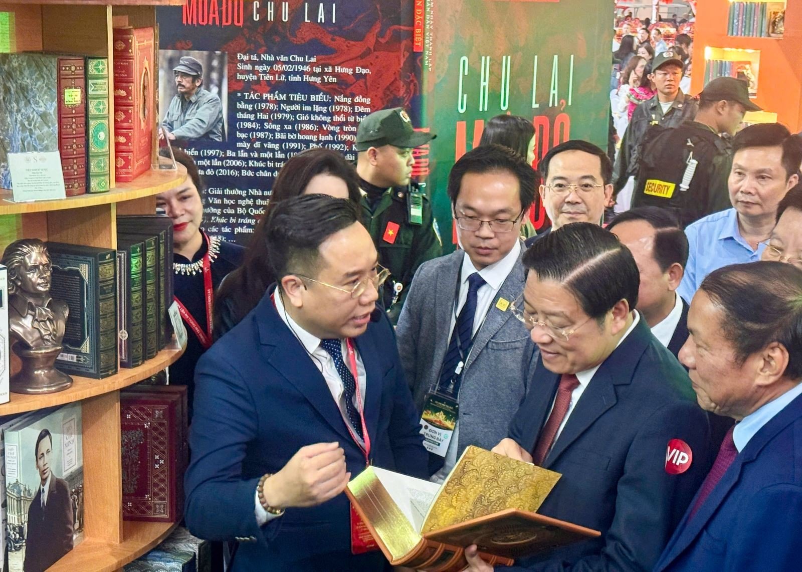 وقد زار المعرض قادة الحزب والدولة وعدد كبير من المواطنين والسياح.