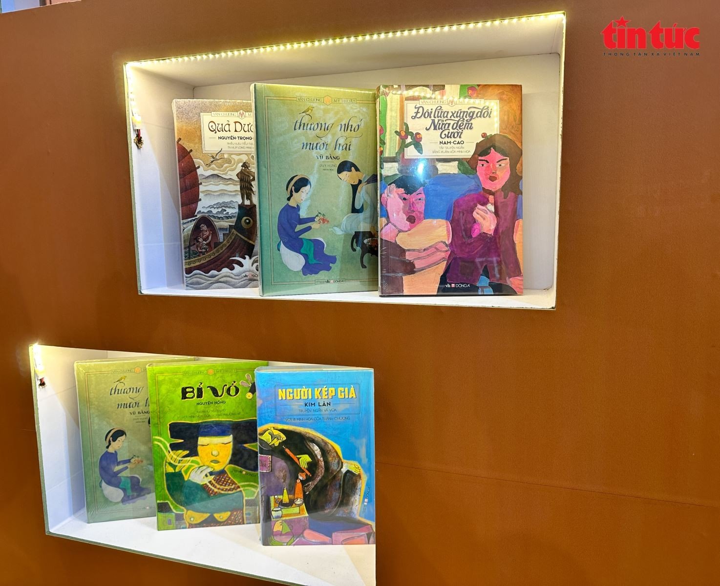 العديد من الكتب الجيدة والجذابة في أجنحة الكتب في معرض الخريف 2025.