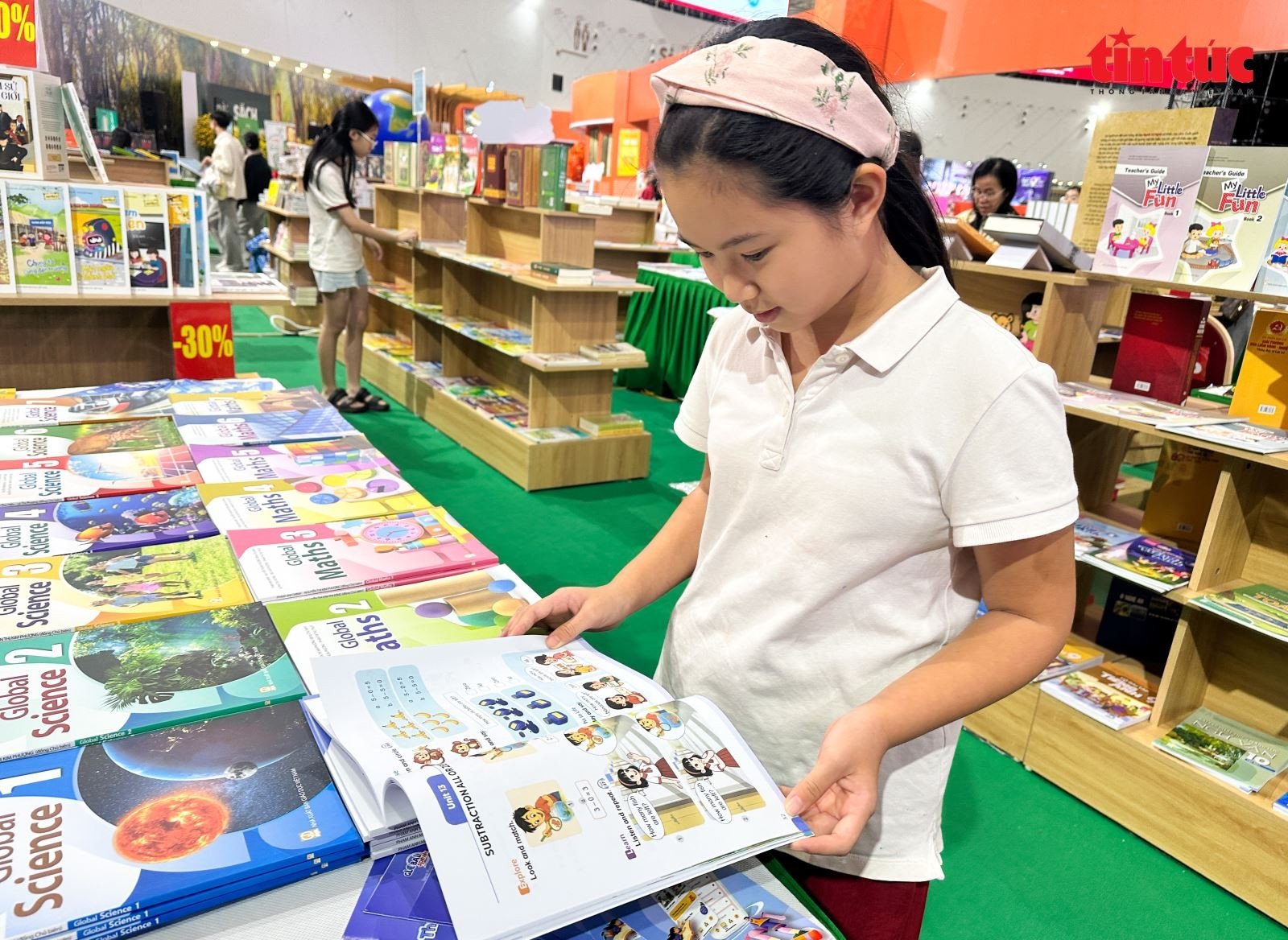 يسعد بينه آن بالمشاركة في المعرض وقراءة كتبه المفضلة.