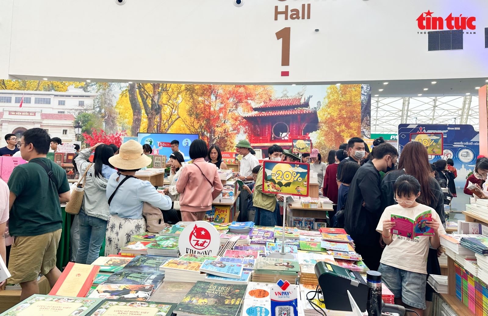 تجذب مساحة الكتاب دائمًا العديد من العائلات والشباب للزيارة.