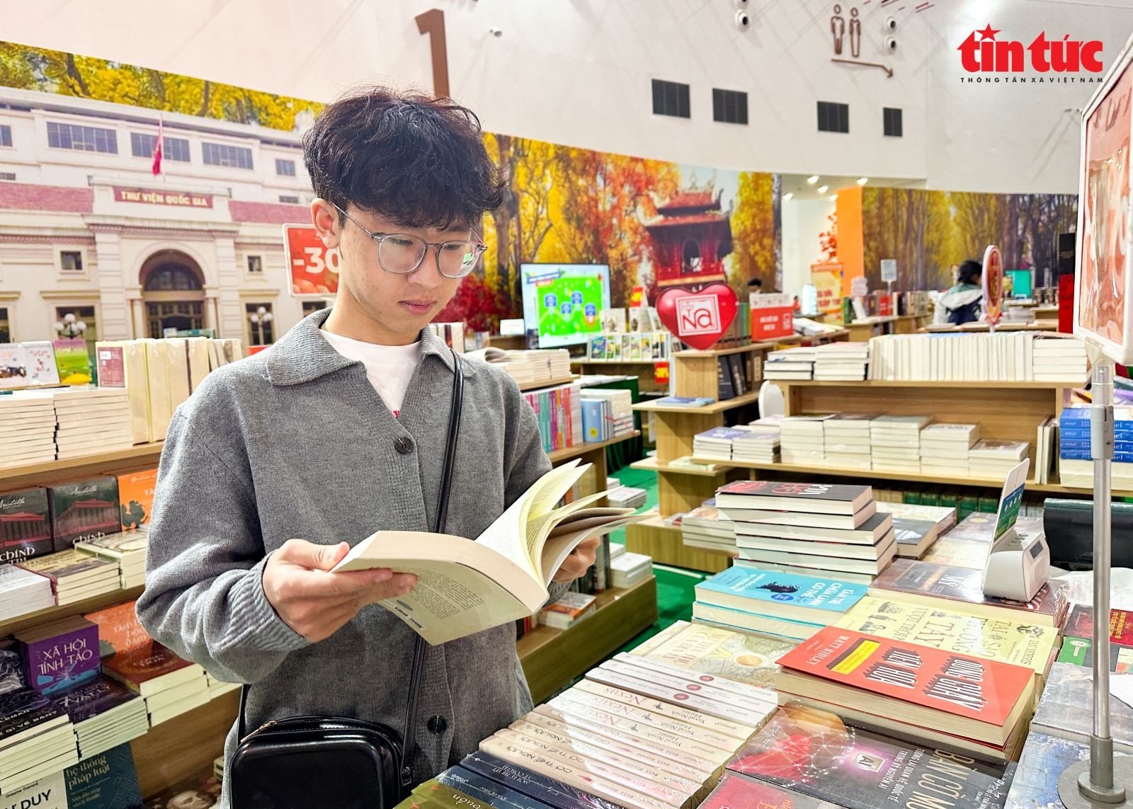 يحب السيد هاي لونغ (ها دونج، هانوي) بشكل خاص الكتب التي تتناول التاريخ والسياسة الفيتنامية.