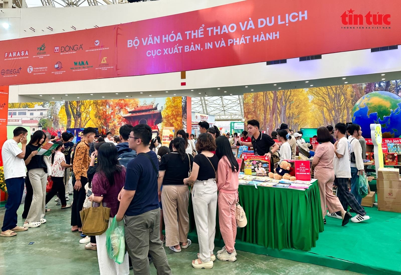 تجمّعت حشود من الناس أمام أكشاك الكتب.