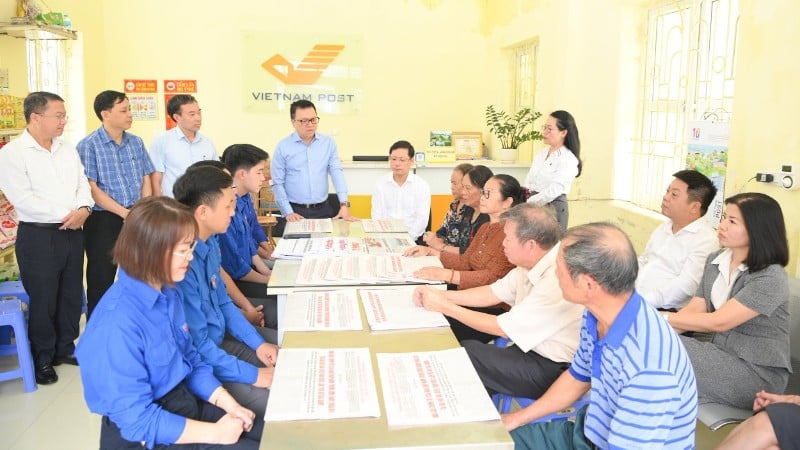 អគ្គនិពន្ធនាយក Le Quoc Minh បានពិភាក្សាជាមួយប្រជាជនអំពីសេចក្តីព្រាងឯកសារដែលត្រូវដាក់ជូនមហាសន្និបាតជាតិលើកទី១៤ ដែលត្រូវបានបង្ហាញដោយកាសែត Nhan Dan នៅការិយាល័យប្រៃសណីយ៍វប្បធម៌នៅឃុំ Tan Hung ខេត្ត Hung Yen។ (រូបថតដោយ THE DAI)