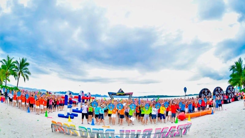 কোয়াং নিনহের হা লং-এ একটি MICE দলের সমুদ্র সৈকতে দল গঠনের কার্যক্রম। (ছবি: HUE VU)