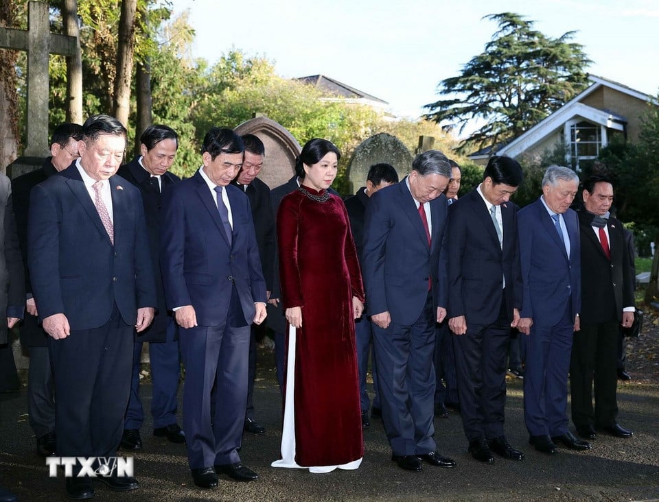 2810 Tong bi thu vieng mo karl marx 3.jpg