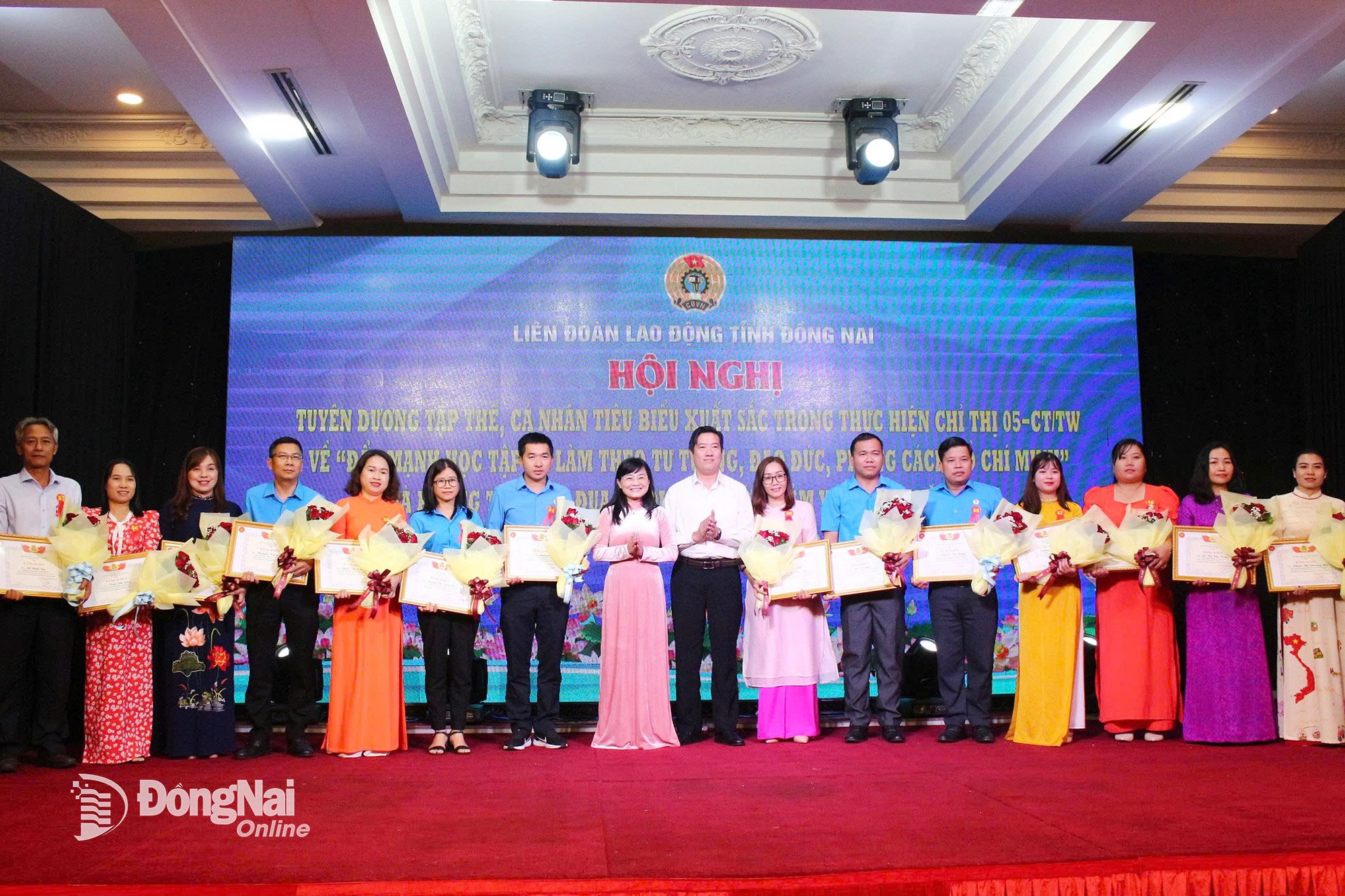 Liên đoàn Lao động tỉnh Đồng Nai khen thưởng các tập thể, cá nhân tiêu biểu xuất sắc trong Phong trào Giỏi việc nước, đảm việc nhà. Ảnh: Lan Mai