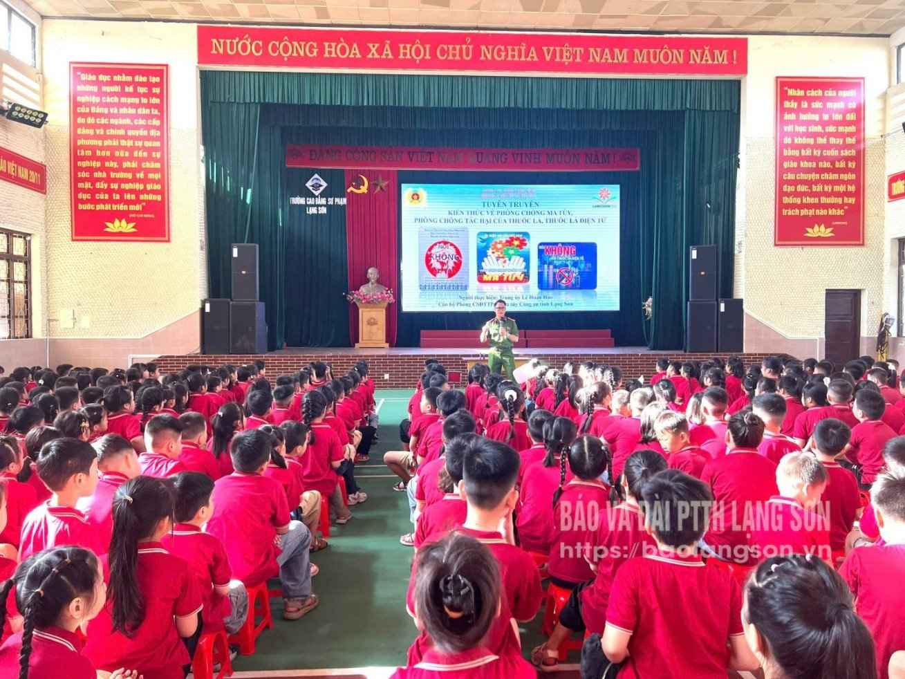 Học sinh Trường Tiểu học và THCS Lê Quý Đôn (phường Lương Văn Tri) nghe tuyên truyền về tác hại của thuốc lá, thuốc lá điện tử