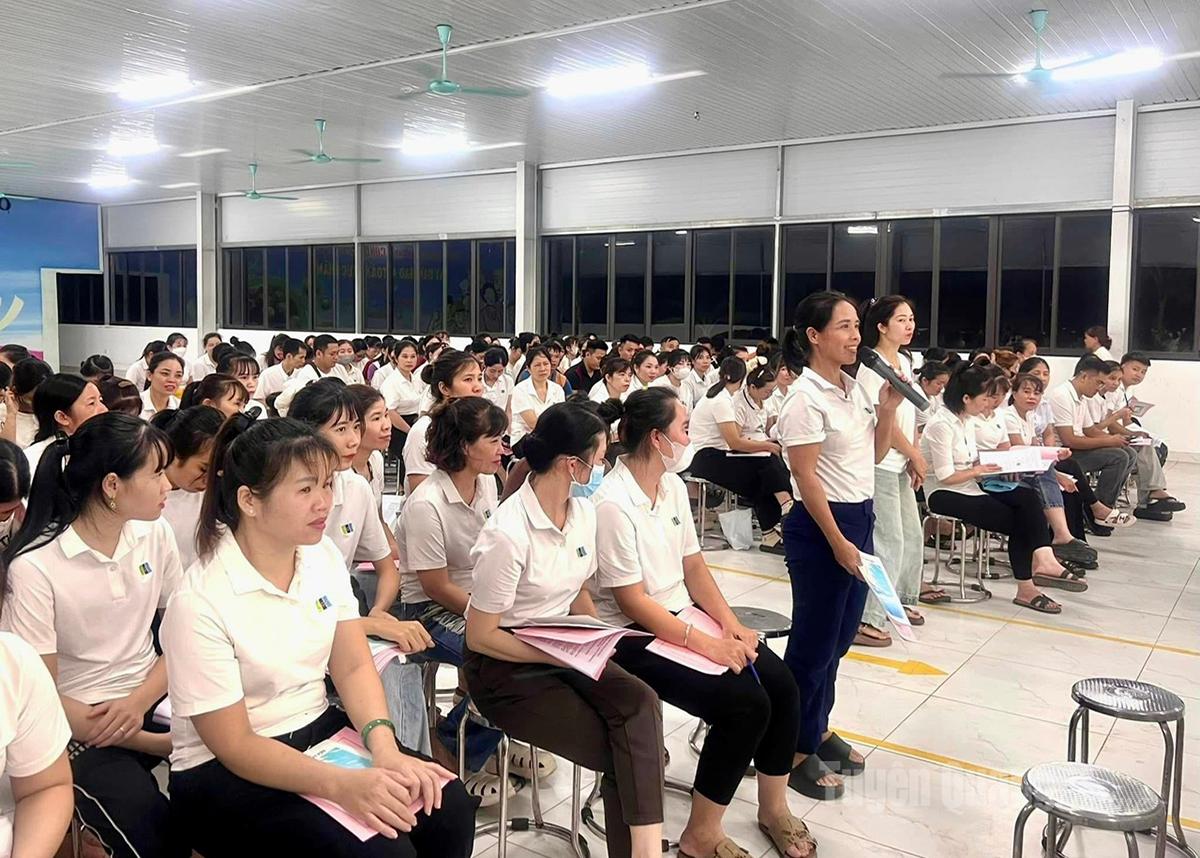 Propagandaülés a családon belüli erőszak megelőzéséről az LGG Tuyen Quang Ruházati Vállalat szakszervezeti tagjai és alkalmazottai számára.